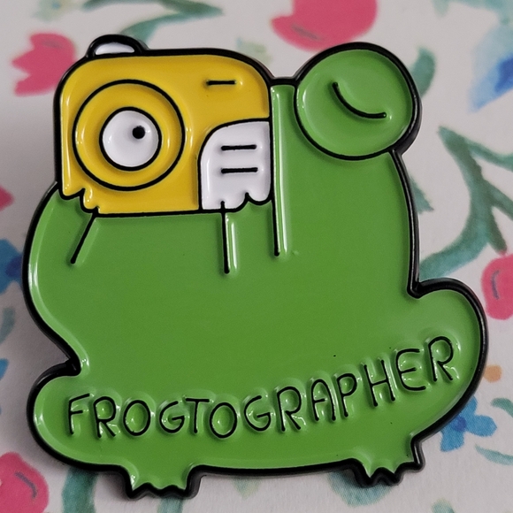 Frogtographer Frog With A Camera Enamel Pin - Picture 7 of 10